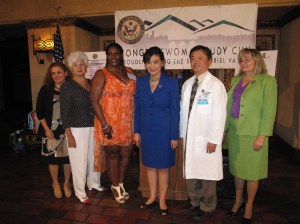 圖：9月25日，國會議員趙美心，聯合國會議員格雷斯‧納波利塔諾（Grace Napolitano）、鮑德溫凱撒醫院以及聖蓋博谷的婦女組織，在聖蓋博劇院為為期一個月的「捐助家暴受害者」活動拉開序幕。（攝影：劉菲）