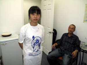 圖：9歲和父親進京上訪，在天安門被捕、被逼做假證詞的柏子兰。右為姑父華神清。（攝影：劉菲）