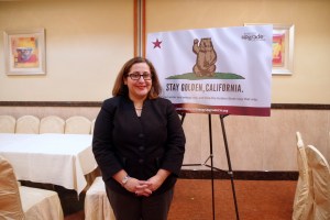 圖：「加州能源升級計劃」發言人Josefina Ramirez敦促民眾幫助加州達到2020年降低排放量目標，讓加州「保持黃金、保持美麗」。（劉菲/大紀元）