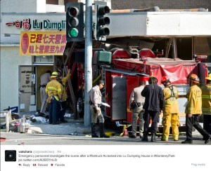 圖:今年4月,一輛消防車撞進蒙市的「一口福」餐廳,造成15人受傷的重大事故。其中兩名受傷者近日通過律師向帕薩迪納市提出索賠要求。(網絡圖片)