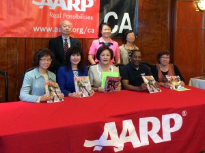 11月7日，AARP大洛杉磯分會宣佈將在11月13日針對華人耆老舉辦TEK免費智能手機講座。一排左二劉煥君，左三楊華沙，左五蔡潔儀。二排左一繆德坤，左二蘇家芳，左三符兆芬。（劉菲/大紀元）