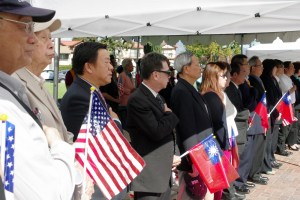 上週六（11月8日），南加州中國大專院校聯合校友會聯合多個社團組織，共同向蒙市二戰紀念碑敬獻了花圈。（攝影：劉菲）