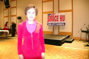 圖：喜瑞都(Cerritos)前市長胡張燕燕(Grace Hu)11月15日晚在喜瑞都表演藝術中心舉行競選籌款餐會，得到國會議員羅伊斯(Ed Royce)等約三百來賓的支持。(劉菲/大紀元)