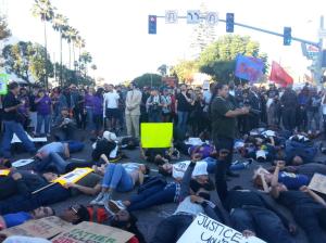 週三洛杉磯抗議進入第三天。當晚正值湖人隊比賽，警察在晚間宣佈集會非法後，逮捕了約130人不願撤離的人。（網絡圖片）