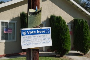 圖：2014年中期選舉，南加華人聚居的天普市一個投票所前的多語種告示。（劉菲/看中國）