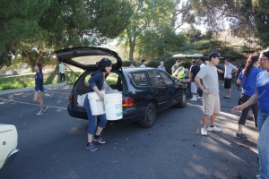 图：11月8日，蒙市居民排队来嘉偉公園领取嘉偉公園提供的有机肥料。（劉菲/大紀元）
