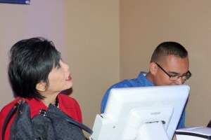 圖：競選夜派對上，趙美心在看選票結果。（劉菲/看中國）