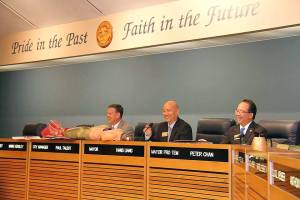 圖：市議員梁僑漢、陳贊新11月3日宣誓就職蒙市新任正副市長。（攝影：O.C.Lee）