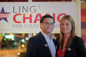 圖：鑽石吧市議員張玲齡(Ling-Ling Chang)首次競選55區州眾議員獲勝，成為首位太台灣出生的加州議員。圖為張玲齡和先生波莫那學區教委黃恩祖（Andrew Wong）。（劉菲/看中國）