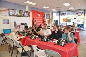 圖：州眾議院少數黨領袖夏樂柏（Bob Huff）在La Habra-Brea的共和黨總部打電話催票。（臉書圖片）