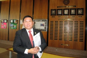 圖：阿罕布拉市議員沈時康（Stephen Sham）僅以176票勝出，感到心有點涼。（劉菲/看中國）