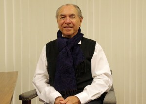 擅長寫毛筆字、喜歡「混」在洛杉磯華人圈的老美洪雷明(Louie M Valdivia)。(攝影：劉菲)