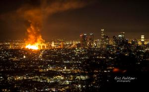 12月8日在洛杉磯市中心發生的大火不僅燒毀了一棟正在興建的七層公寓大樓，也殃及到旁邊洛市老年部租用的辦公樓。(網絡圖片)