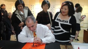 洪雷明在寫字。