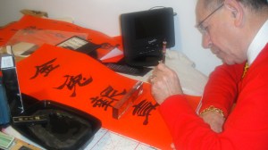 洪雷明在寫字。