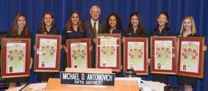 左起：玫瑰公主艾米莉嘉、維羅尼卡希亞、麥肯齊拜爾斯，縣長邁克爾·安東諾維奇，玫瑰皇后麥迪遜特里普利特、公主加布里埃爾當前，西蒙娜邵，卑爾根昂福。