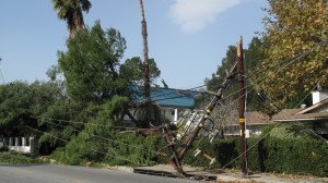 天氣預報顯示，上週經歷罕見降雨的西海岸又將迎來新一輪降雨、降溫和大風。加州保險局提醒民眾：在暴風雨來臨前請檢查您的保險單。（攝影：劉菲）