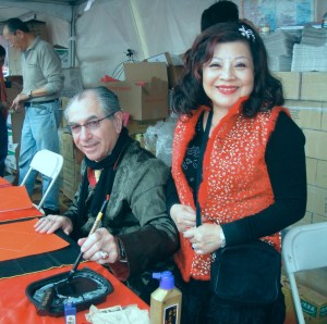 圖：洪雷明學書法得到太太的鼓勵。（洪雷明提供）