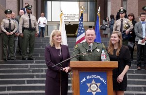 圖：麥唐諾週一（12月1日）在妻子凱西和小女兒梅根陪同下，在洛杉磯縣政府大廳正式宣誓就任洛杉磯縣警局第32任局長。（劉菲/大紀元）