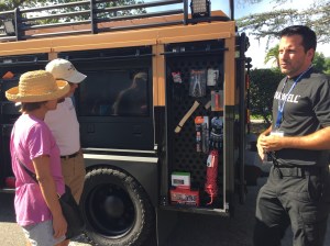 駕駛金霸王移動充電車的救援人員向居民介紹車上的工具箱。